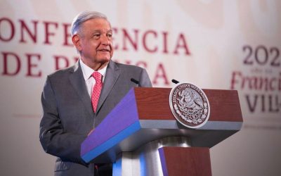 AMLO anuncia aumento salarial para los maestros y agenda reuniones con SNTE y CNTE
