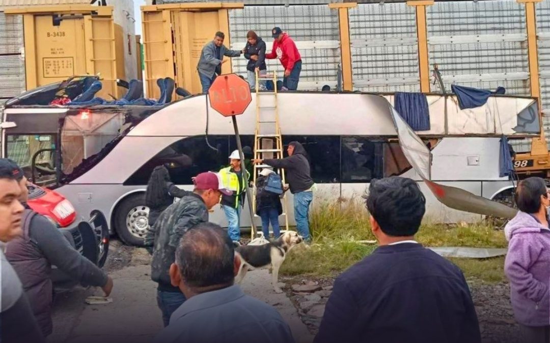 Accidente en Atlacomulco entre un tren y un autobús de pasajeros deja varios muertos y numerosos heridos