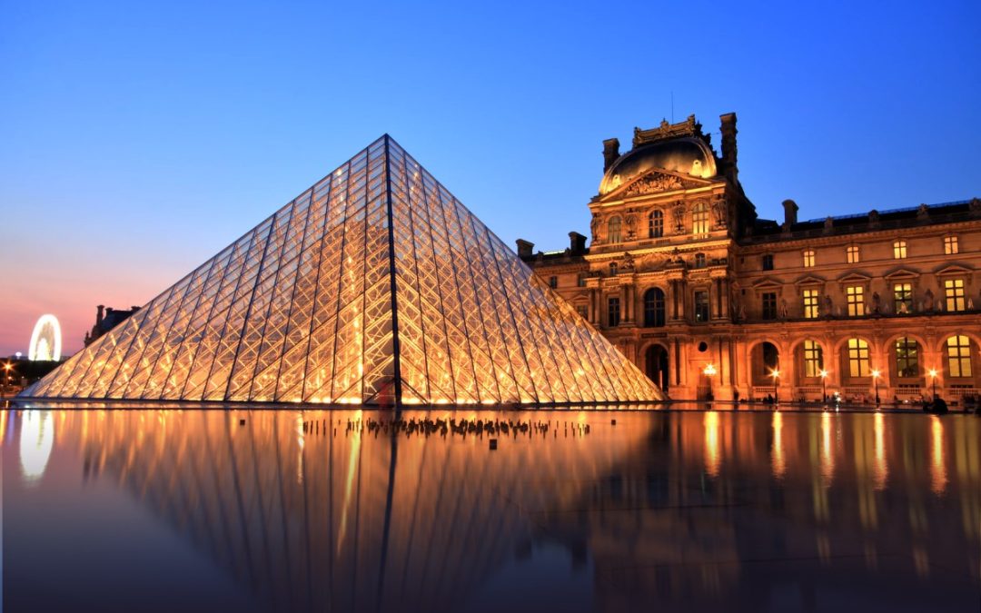 Tras robo en el Museo de Louvre, la policía intensifica búsqueda de los ladrones
