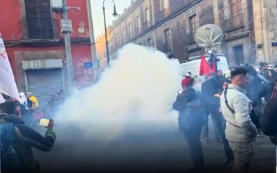 La CNTE protesta frente a las vallas de Palacio Nacional e inicia paro de 48 horas